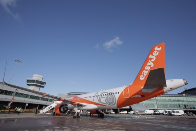 easyJet showcases its new Airbus A320neo at Manchester Airport and continues its decarbonisation strategy