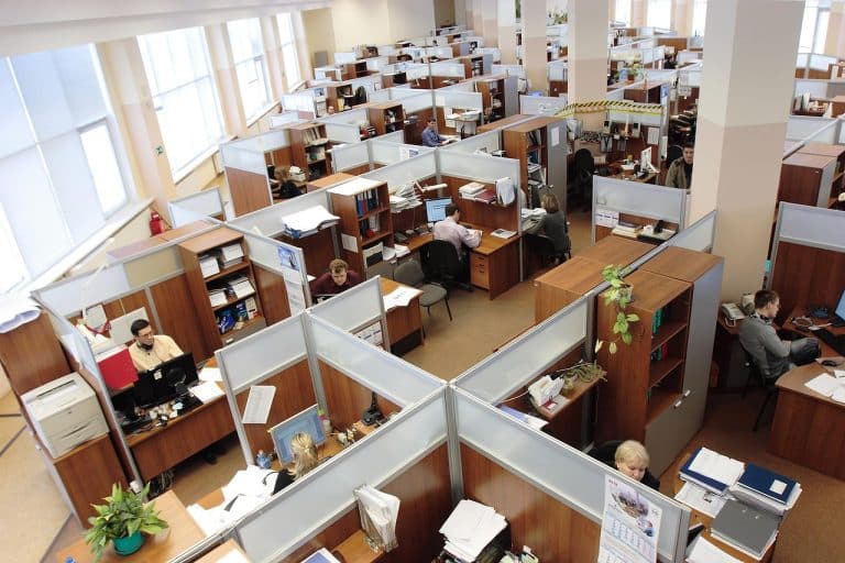 Do I have to pay employees for the extra hour if they’re working when the clocks go back?