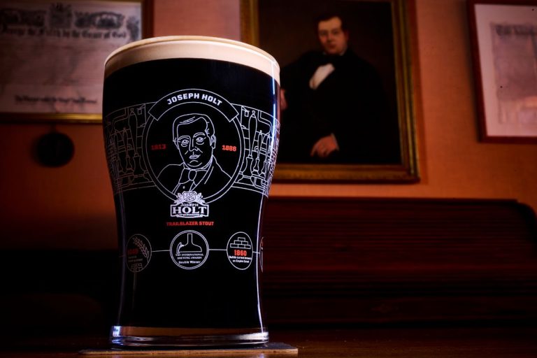 <strong>PULL A HISTORY LESSON WITH A PINT OF AWARD WINNING STOUT</strong>