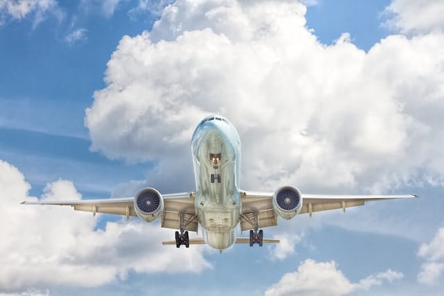European aviation is getting greener thanks to the ReFuelEU decarbonisation plan!