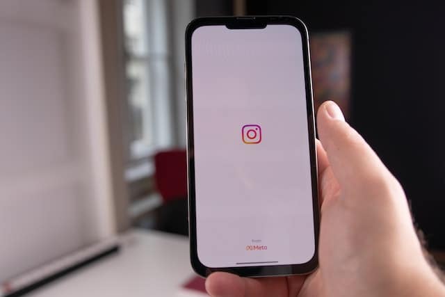 How to Effectively Use Instagram Polls for Market Research